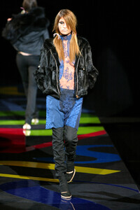 616708288_VersusbyDonatella2002WomenRTW20.thumb.jpg.1f43c7e680a0318dc667175b7abb84b3.jpg