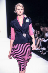 619035260_MarcJacobs2001WomenRTW58.thumb.jpg.32dc9b2261c3c89cd821b52a8ce3e456.jpg