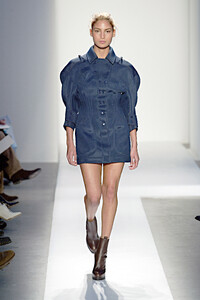 641777189_Balenciaga2003WomenRTW64.thumb.jpg.1f27bb4c92c1e60e39329a74fd484b1d.jpg