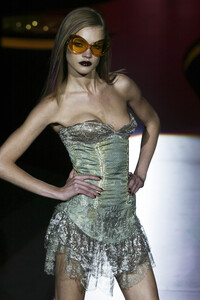 698818024_GianniVersace2002HauteCouture39.thumb.jpg.e6a9aadda8cadd2d34e860b1989f6811.jpg