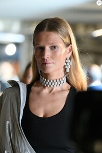 7242185-toni-garrn-defile-messika-haute-joaill-950x0-2.thumb.jpg.3258a6cf38f3eca9d81a239c1c84e718.jpg