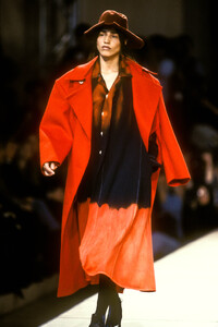 747934150_YohjiYamamoto1993WomenRTW69.thumb.jpg.16f78c62c615f845ccaa70f013c124a5.jpg