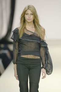 769459826_LaPerla2003WomenRTW47.thumb.jpg.53cf25cea249f47efa3f0dbfef44d070.jpg