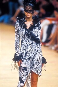 790826508_EmanuelUngaro1997HauteCouture48.thumb.jpg.76f6fa17fe85468bbea7d370fc4ee152.jpg