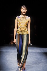 805853762_VivienneTam1998WomenRTW50.thumb.jpg.9c518340d6e46d1f2528c0ba2e841446.jpg