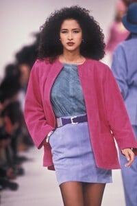 817095065_YvesSaintLaurent1991WomenRTW7.thumb.jpg.151442c47167e3d968816013ec38b22d.jpg