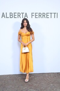 833223158_1425929596AlbertaFerretti-FrontRow-MilanFashionWeekWomenswearSpring-Summer2023.thumb.jpg.77455b6f5b8b5f3048e7b1f53c07ebfa.jpg