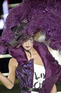 841055074_JohnGalliano2001WomenRTW48.thumb.jpg.597b1cb754cfc74bd2ad8441dd37e7a6.jpg