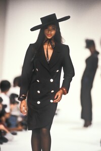 863408673_YvesSaintLaurent1990WomenRTW124.thumb.jpg.571a586c7b7b65b110487c28eb81f978.jpg