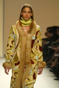 871105873_EmilioPucci2003WomenRTW110.thumb.jpg.1de6dfec4b415654b3f209c03bb5a04f.jpg
