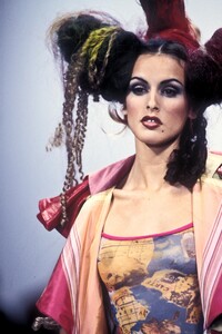 877179150_JohnGalliano1993WomenRTW81.thumb.jpg.12aa7e7c9c68e2da2285b0c547f998f4.jpg