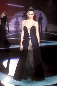 960893497_Valentino2001WomenRTW195.thumb.jpg.ca5ad41a0ea4c90dbe1a329f8fad1ce5.jpg