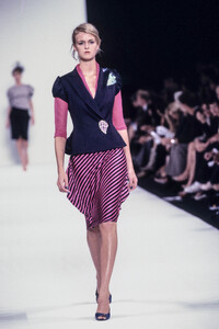 972774633_MarcJacobs2001WomenRTW57.thumb.jpg.67b0213736e0e0ca826ffdade93030f2.jpg