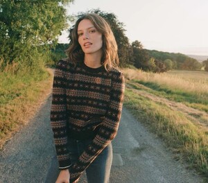 BRYNN-SWEATER_BURGUNDYMONTEROSA_10.jpg