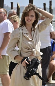 Barbara_Palvin_on_the_Set_of_a_Photoshoot_in_Venice_09_01_2022__2_.jpg