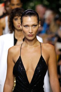 Bella_Hadid_Walks_Runway_at_Michael_Kors_Runway_Show_in_New_York_09_14_2022__1_.jpg