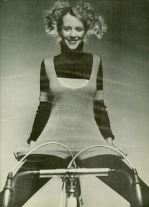 Bicicletta_Lategan_Vogue_Italia_February_1971_06.thumb.png.41dd5df80a2bc71bde3b4acb032262f7.png