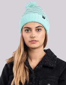 Buffalo-Gorro-Pol-Yester-Pompom-Celeste-Mujer-1.png