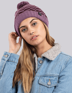 Buffalo-Gorro-Pol-Yester-Pompom-Morado-Mujer-2.png