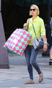 Claire_Danes_Out_Shopping_in_new_York_09_15_2022__1_.jpg
