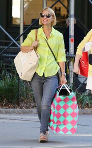 Claire_Danes_Out_Shopping_in_new_York_09_15_2022__4_.jpg