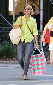 Claire_Danes_Out_Shopping_in_new_York_09_15_2022__6_.jpg