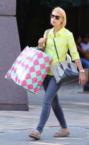 Claire_Danes_Out_Shopping_in_new_York_09_15_2022__7_.jpg