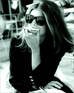 Demarchelier_Vogue_Italia_January_1990_10.thumb.png.fb971edb291f5fac957a5f863db50852.png