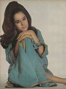 GC_Penn_US_Vogue_February_1st_1966_01.thumb.jpg.b9b694c1853f6b6f764a2e4ae24dfc41.jpg
