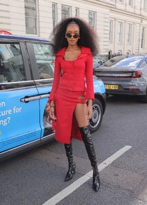 Jourdan_Dunn_Arrives_at_a_London_Fashion_Week_Show_09_17_2022__3_.jpg