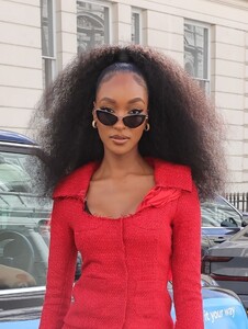 Jourdan_Dunn_Arrives_at_a_London_Fashion_Week_Show_09_17_2022__5_.jpg