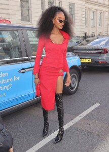 Jourdan_Dunn_Arrives_at_a_London_Fashion_Week_Show_09_17_2022__7_.jpg