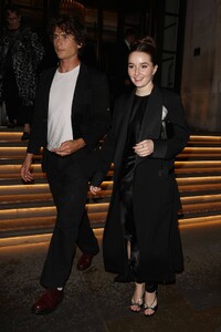 Kaitlyn-Dever---Outside-her-hotel-in-London-04.jpg