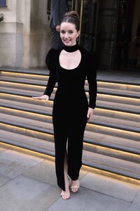 Kaitlyn-Dever---Outside-her-hotel-in-London-05.jpg