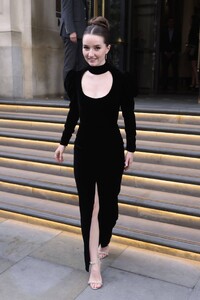 Kaitlyn-Dever---Outside-her-hotel-in-London-12.jpg