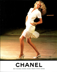 Lagerfeld_Chanel_Spring_Summer_1990_02.thumb.png.5470fe85ae9f0c328759858dcd07acf7.png