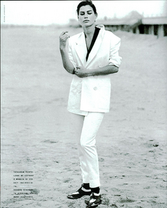 Lindbergh_Vogue_Italia_January_1990_04.thumb.png.0b3e12cd4842a1d82128cb3e123b4f7d.png