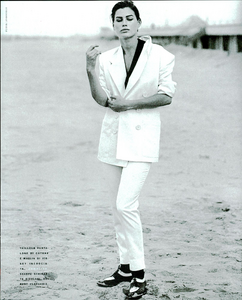 Lindbergh_Vogue_Italia_January_1990_04.thumb.png.c5740c433a9689eef46929a639f79fd3.png