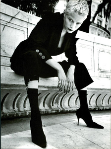 Newton_Vogue_Italia_October_1996_10.thumb.png.eff10f2f16443691629f7ece65456e1f.png