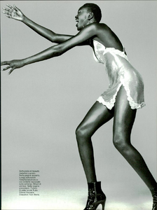 Night_Meisel_Vogue_Italia_October_1996_04.thumb.png.78b7eb0cf36a26108d5bf31cb7f605cc.png