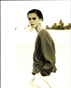 Olivar_Giorgio_Armani_Spring_Summer_1990_03.thumb.png.032959bff5121acd0b7e38dc95ee4f13.png