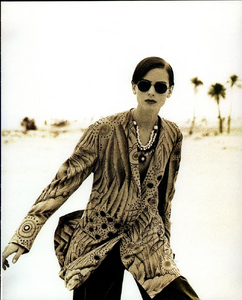 Olivar_Giorgio_Armani_Spring_Summer_1990_05.thumb.png.1ce67c561f4439f2a96788833ca7a5e7.png