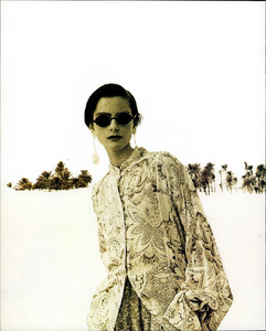 Olivar_Giorgio_Armani_Spring_Summer_1990_08.thumb.png.75c4bad8d850105f1bc8f5c335f71b72.png