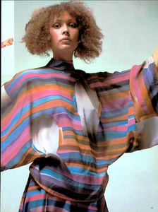 Sorprese_Vogue_Italia_January_1971_27.thumb.png.4d43b15ed4119a4894a71e7239f46434.png