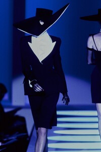 THIERRY-MUGLER-SPRING-1997-RTW-016.jpg