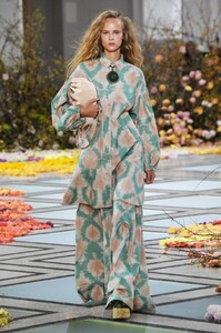 Ulla-Johnson-RTW-S23-RB-035.thumb.jpg.3a2106d16271c453d4b173c7c9de9b65.jpg