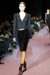 Yves_Saint_Laurent_FW2001_01.jpg