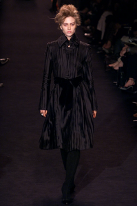 Yves_Saint_Laurent_FW2002_01.jpg