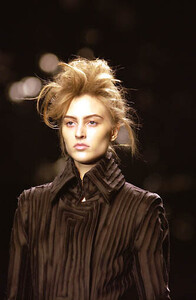 Yves_Saint_Laurent_FW2002_04.jpg