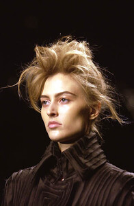 Yves_Saint_Laurent_FW2002_05.jpg